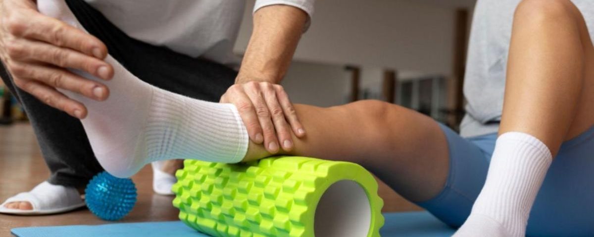 物理治疗师为患者进行下肢物理治疗