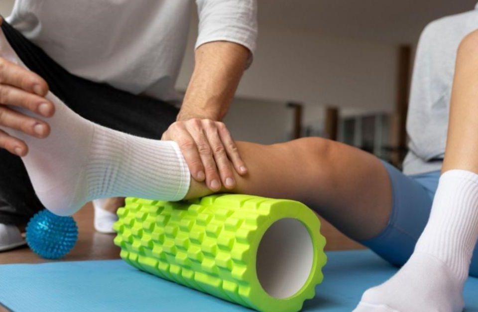 物理治疗师为患者进行下肢物理治疗